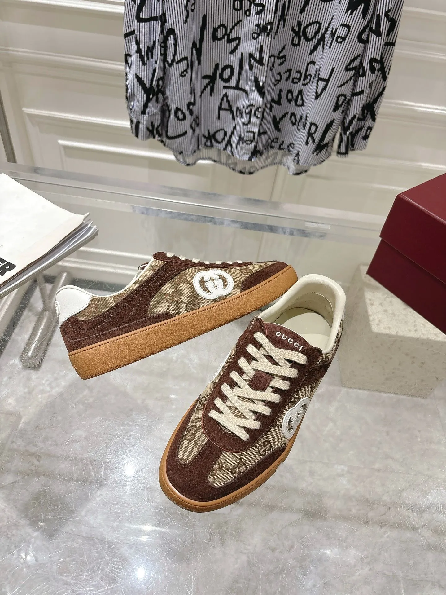 👟👟Ex-factory price 540👟👟Men's size +10 New upgraded version🔥Gucci 2024 new white shoes casual shoes hot recommendation, original TPU soles, original fabrics, original sheepskin lining sheepskin feet🔥Original cover craftsmanship is reproduced one to one! The pursuit of ultimate comfort! 🔥🔥 [Love] Fabric: Imported cow suede + mesh [Love] Packing: Counter-matched red shoe box ➕ Aviation airplane box [Love] Code number: 35-45